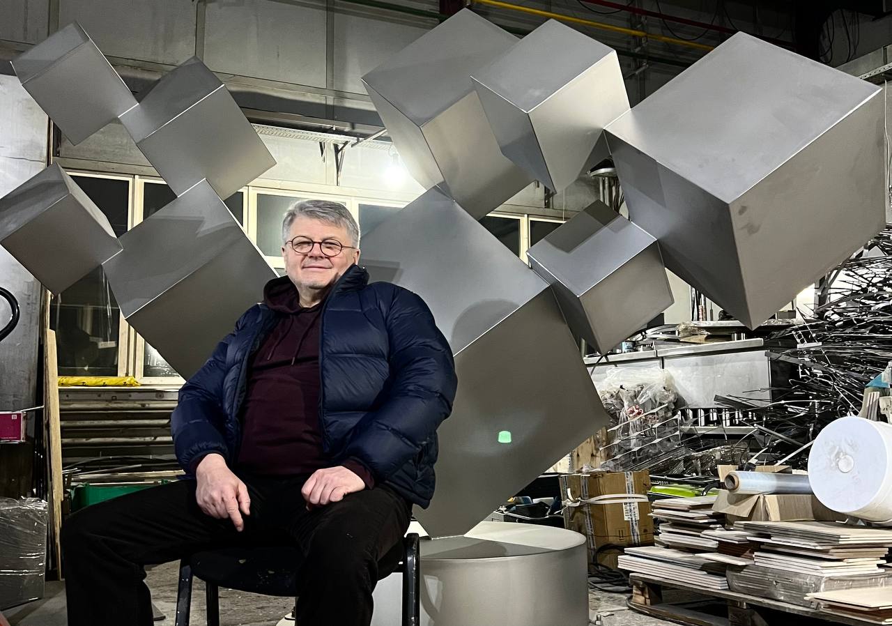 Oleg Pinchuk and his sculpture